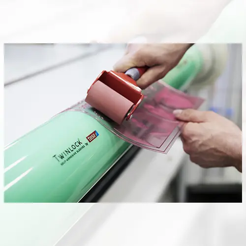 MANGAS AUTOADHESIVAS COMPRESIBLES PARA IMPRESIÓN FLEXOGRÁFICA DE TESA®TWINLOCK